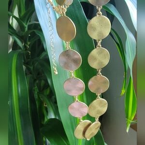 Stunning Goldtone Petal chain necklace.